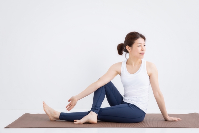 準備運動をする女性