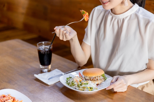 食事をとる女性