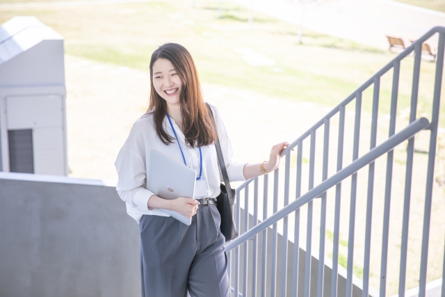 階段を登る女性