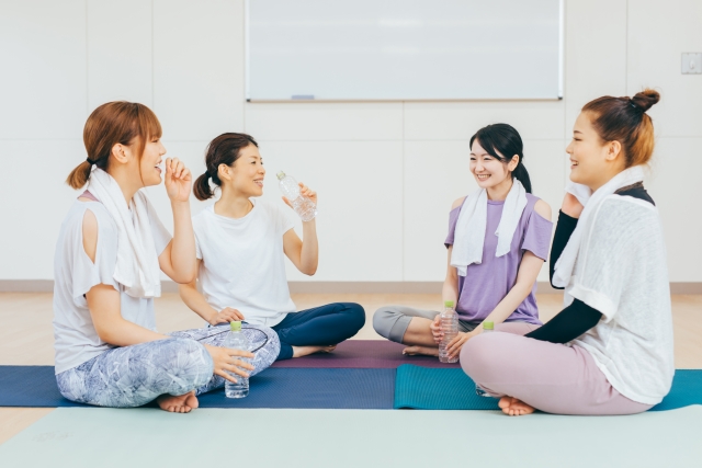 休憩をとる女性たち